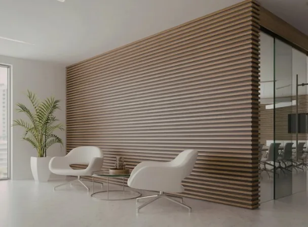 Pared revestida con listones verticales de madera natural en un local comercial reformado del centro de Granada