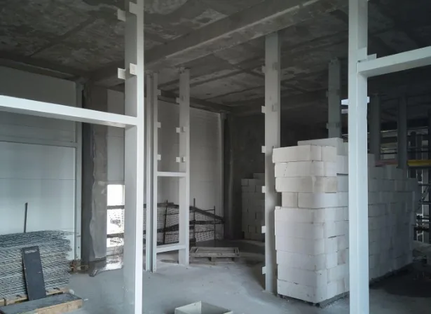 Local en obra con la nueva tabiquería de bloque en ejecución