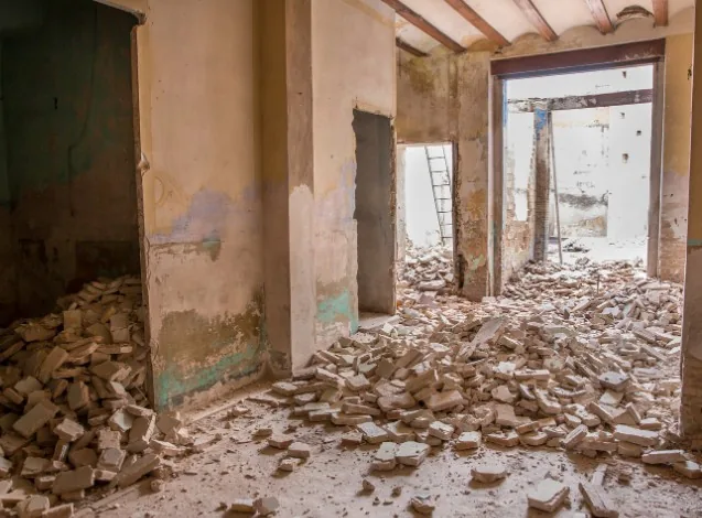 Interior de vivienda tras el vaciado de tabiques en una reforma integral en Granada