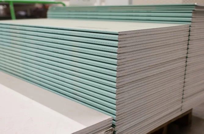 Placas de yeso laminado acopiadas en obra