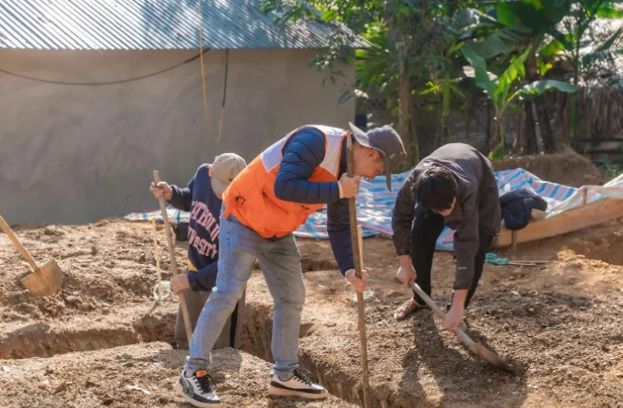 Operarios excavando y nivelando el terreno de una parcela en Alhendín para preparar una solera